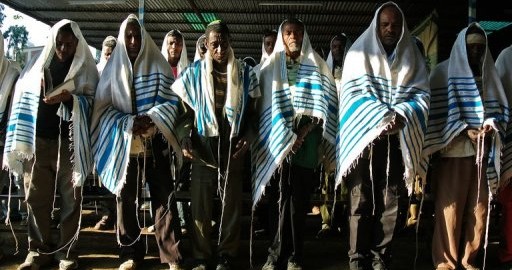 Jewish-worshipers-gather-at-a-makeshift-synagogue-512x270