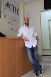 Yann_de pied